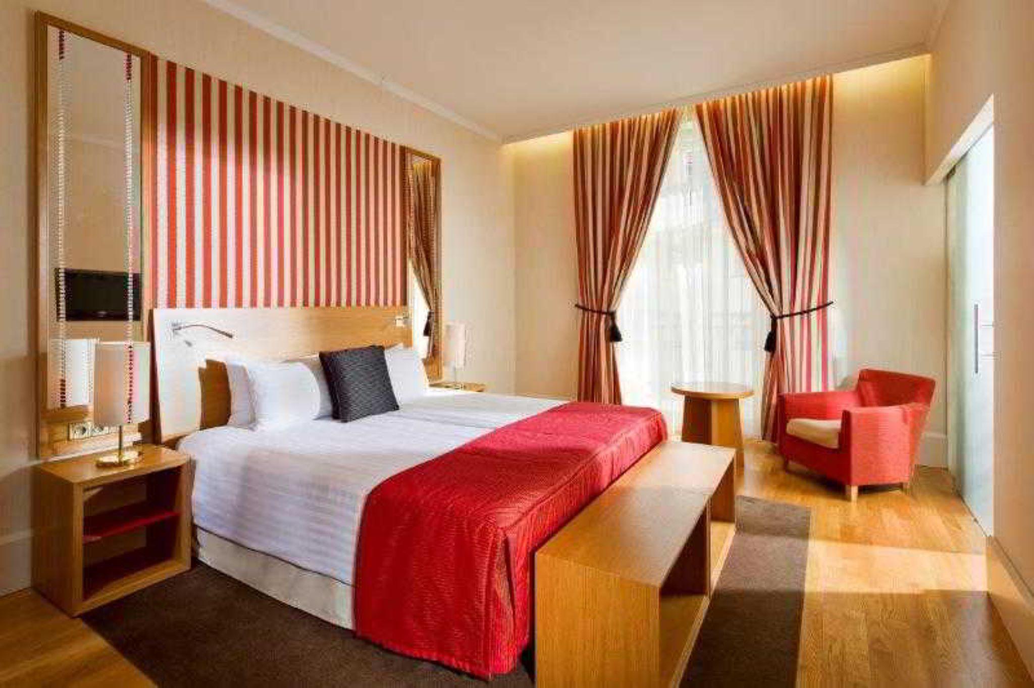 Mamaison Hotel Riverside Praha Bagian luar foto A bedroom at the hotel