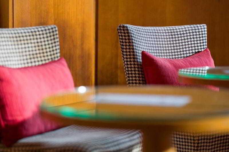 Mamaison Hotel Riverside Praha Bagian luar foto The interior of the lounge