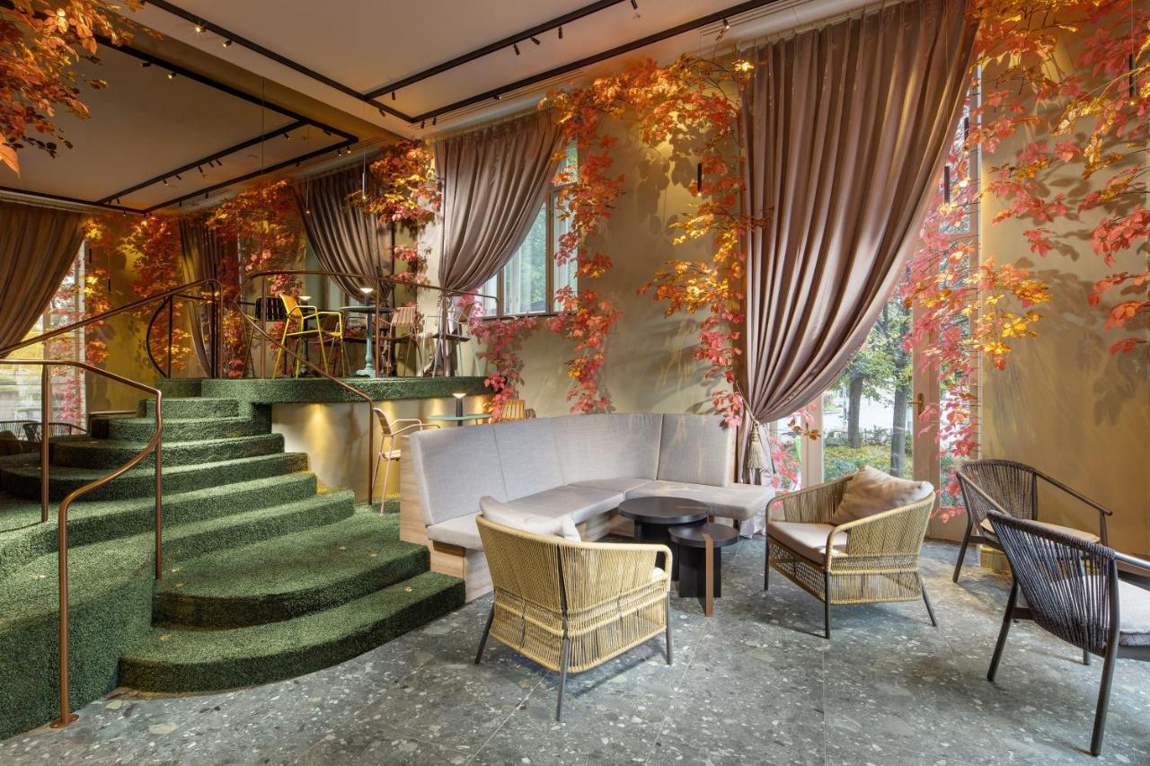 Mamaison Hotel Riverside Praha Bagian luar foto The lobby of the hotel