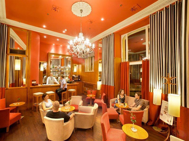 Mamaison Hotel Riverside Praha Bagian luar foto The hotel's lobby