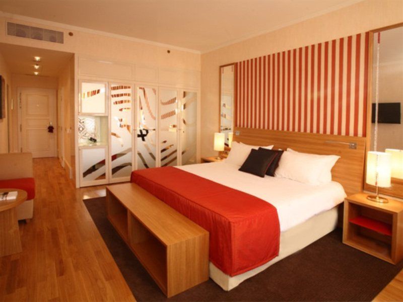 Mamaison Hotel Riverside Praha Bagian luar foto A room at the hotel