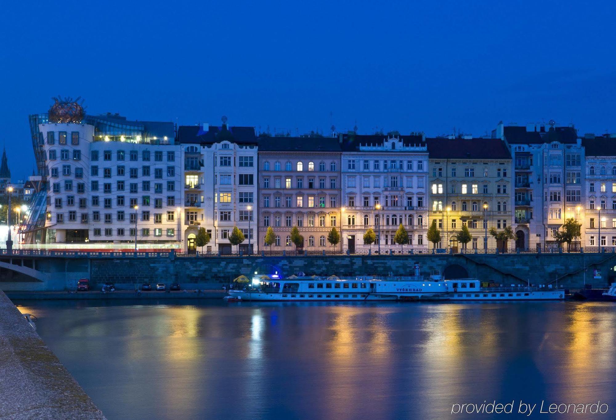 Mamaison Hotel Riverside Praha Fasilitas foto The riverfront of the city
