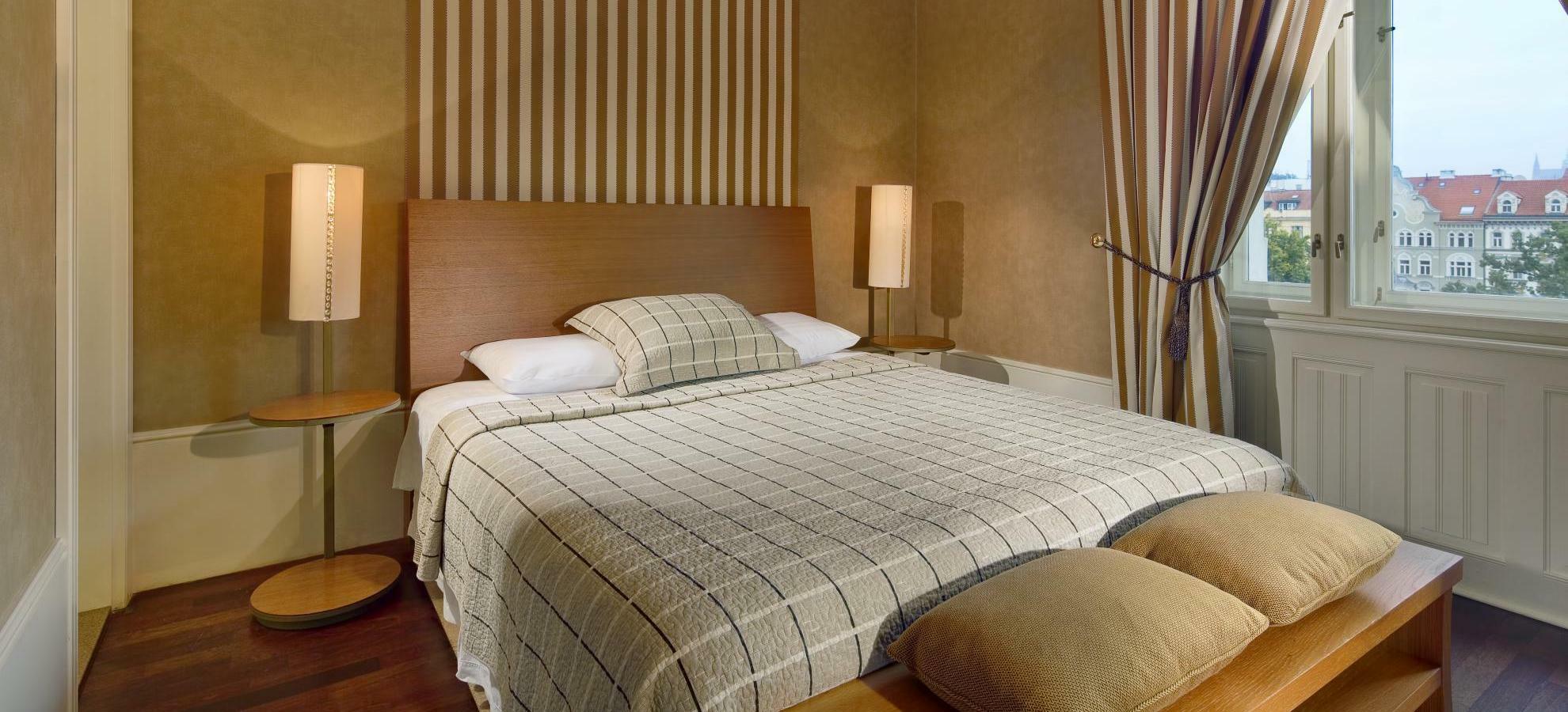 Mamaison Hotel Riverside Praha Bagian luar foto A bed